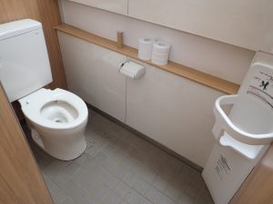 県立七沢森林公園：洋式トイレとベビーチェア