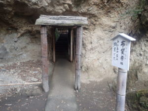 浄智寺：布袋尊前のトンネル